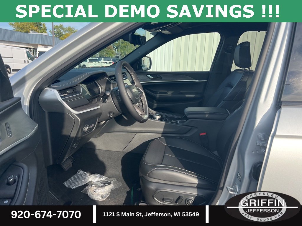 New 2025 Jeep Grand Cherokee Limited w/ Luxury Tech Group II image 16