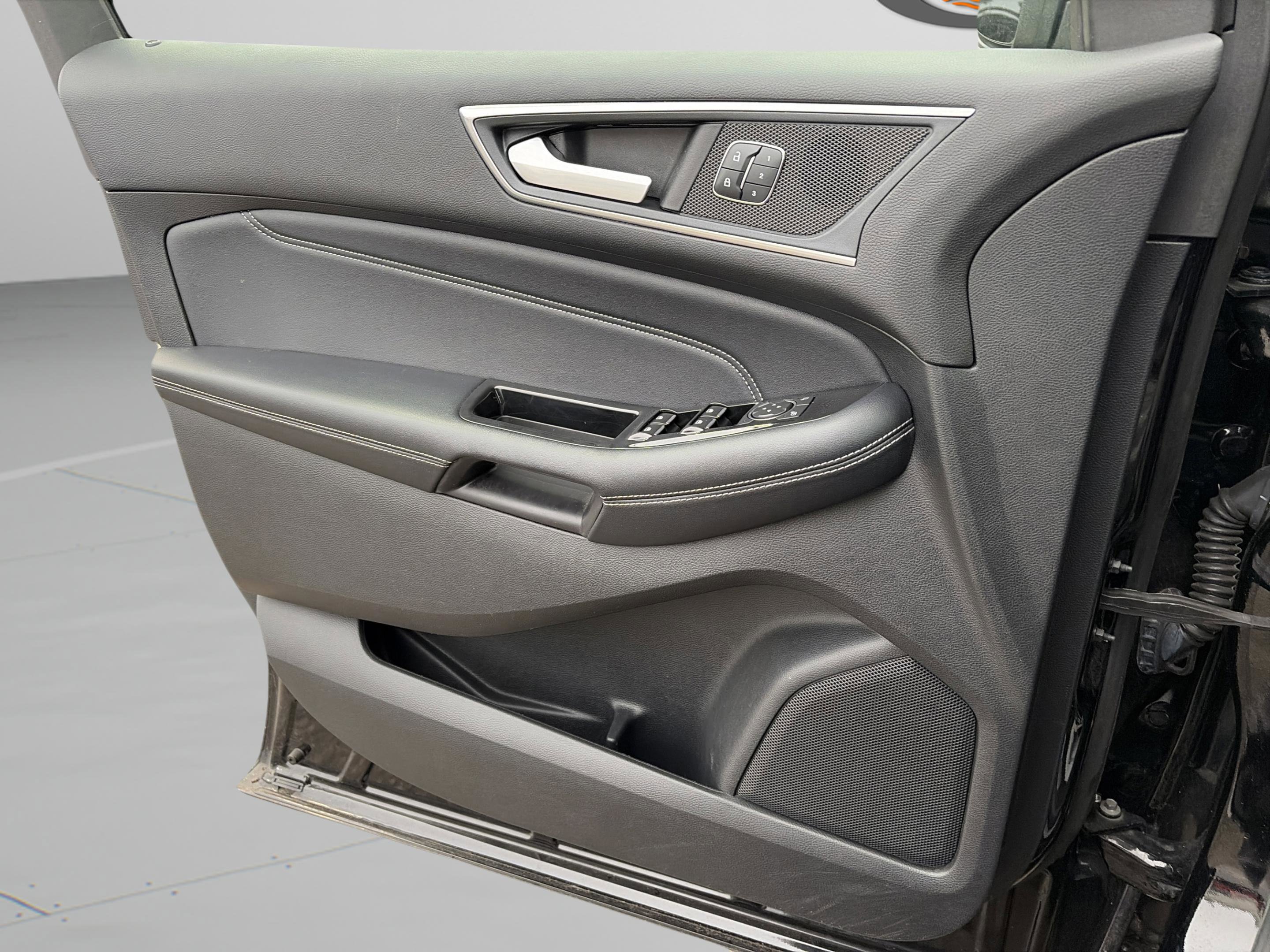 Used 2018 Ford Edge Titanium w/ Technology Package image 25