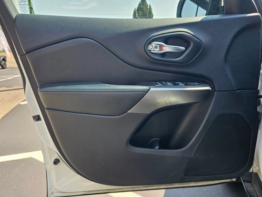 Used 2020 Jeep Cherokee Latitude AWD/4WD image 19