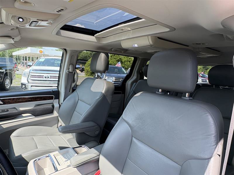 Used 2013 Volkswagen Routan SEL Premium FWD image 10