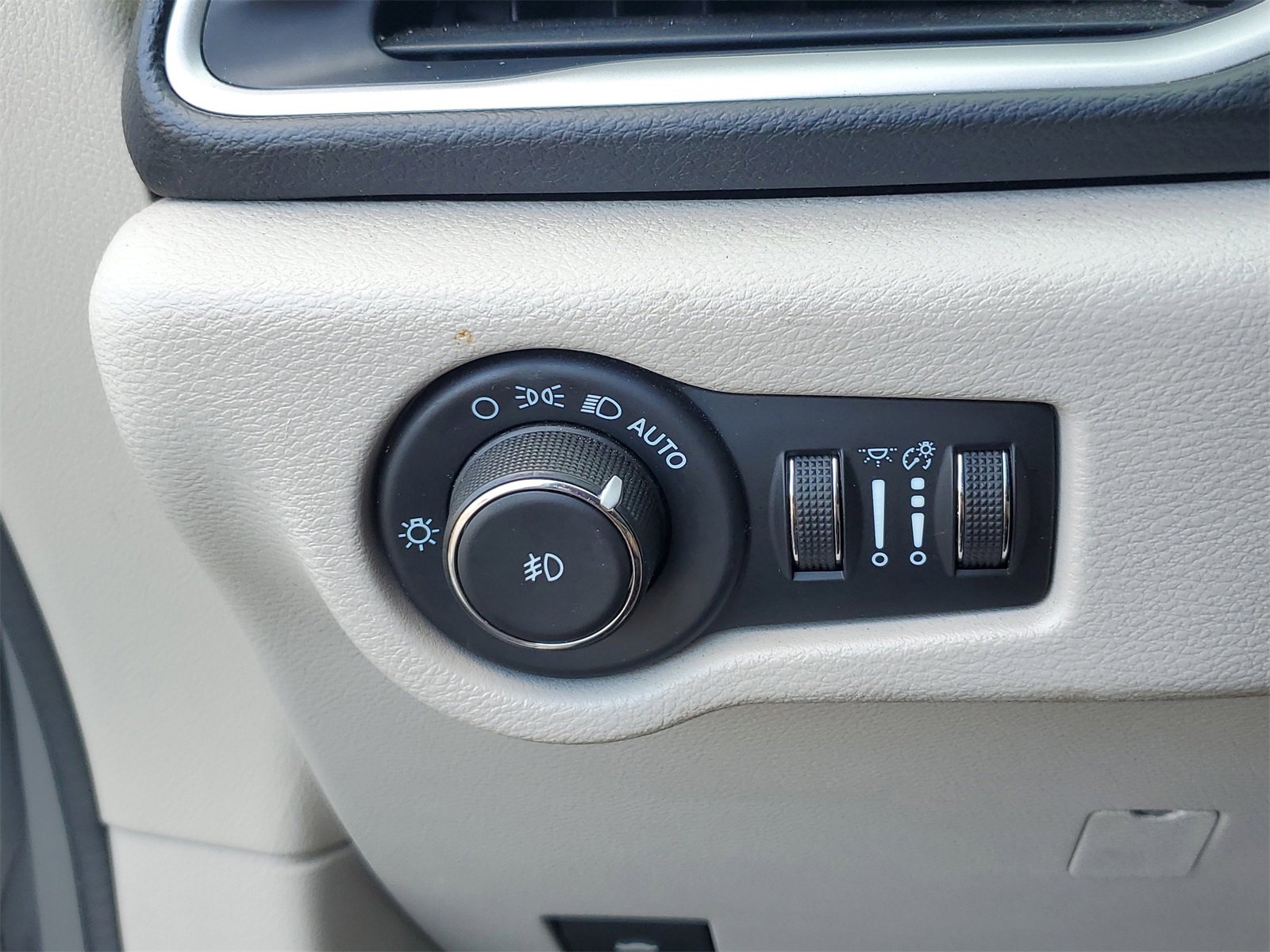 Used 2022 Chrysler Pacifica Touring-L image 15