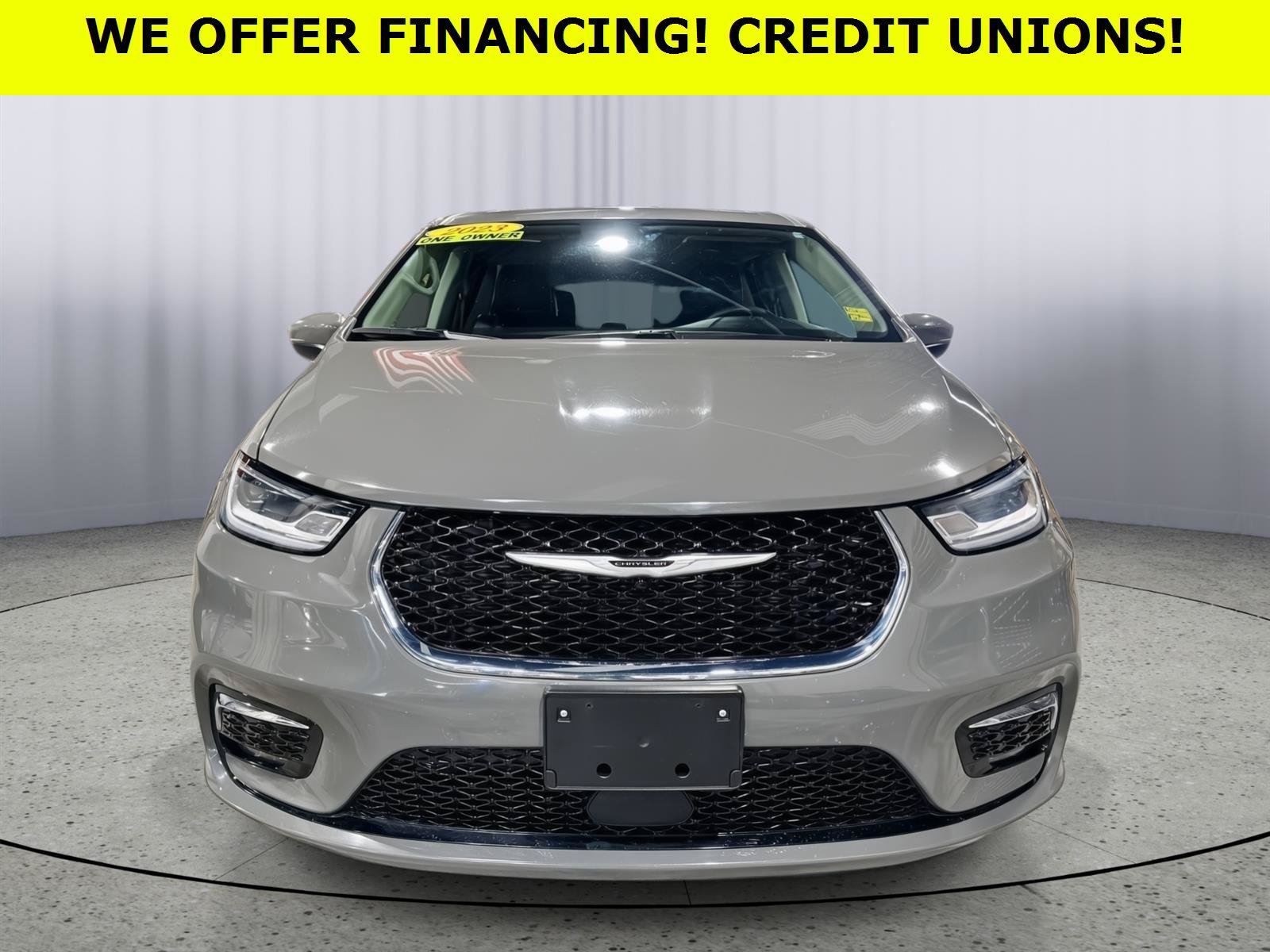 Used 2023 Chrysler Pacifica Touring-L FWD image 2
