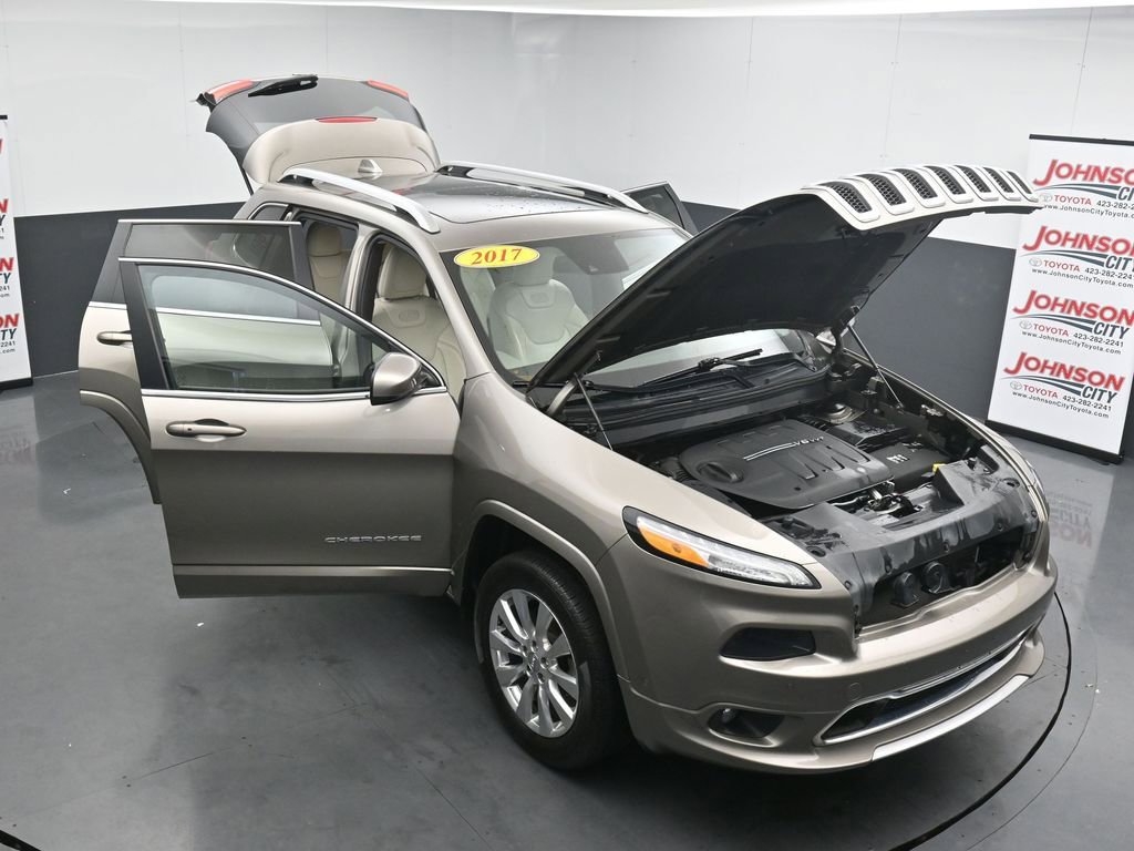 Used 2017 Jeep Cherokee Overland w/ Technology Group AWD/4WD image 40