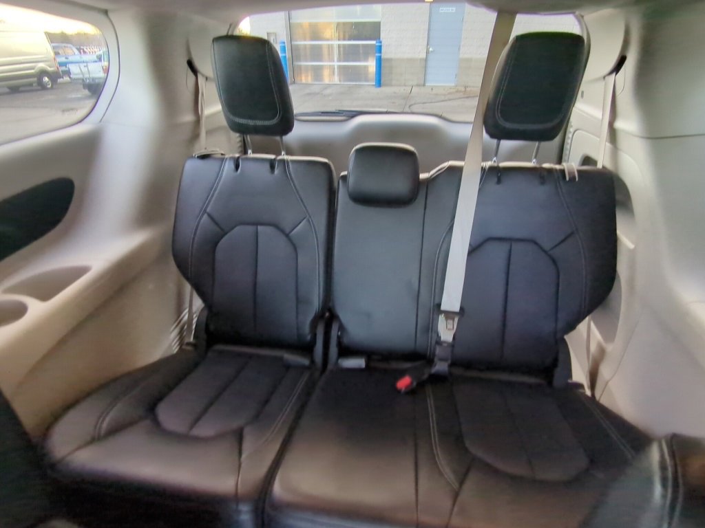 Used 2024 Chrysler Pacifica Touring-L image 8