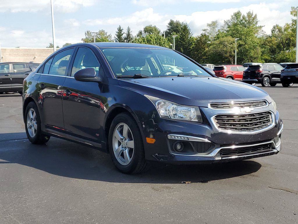 Used 2015 Chevrolet Cruze LT w/ Sun And Sound Package FWD image 2