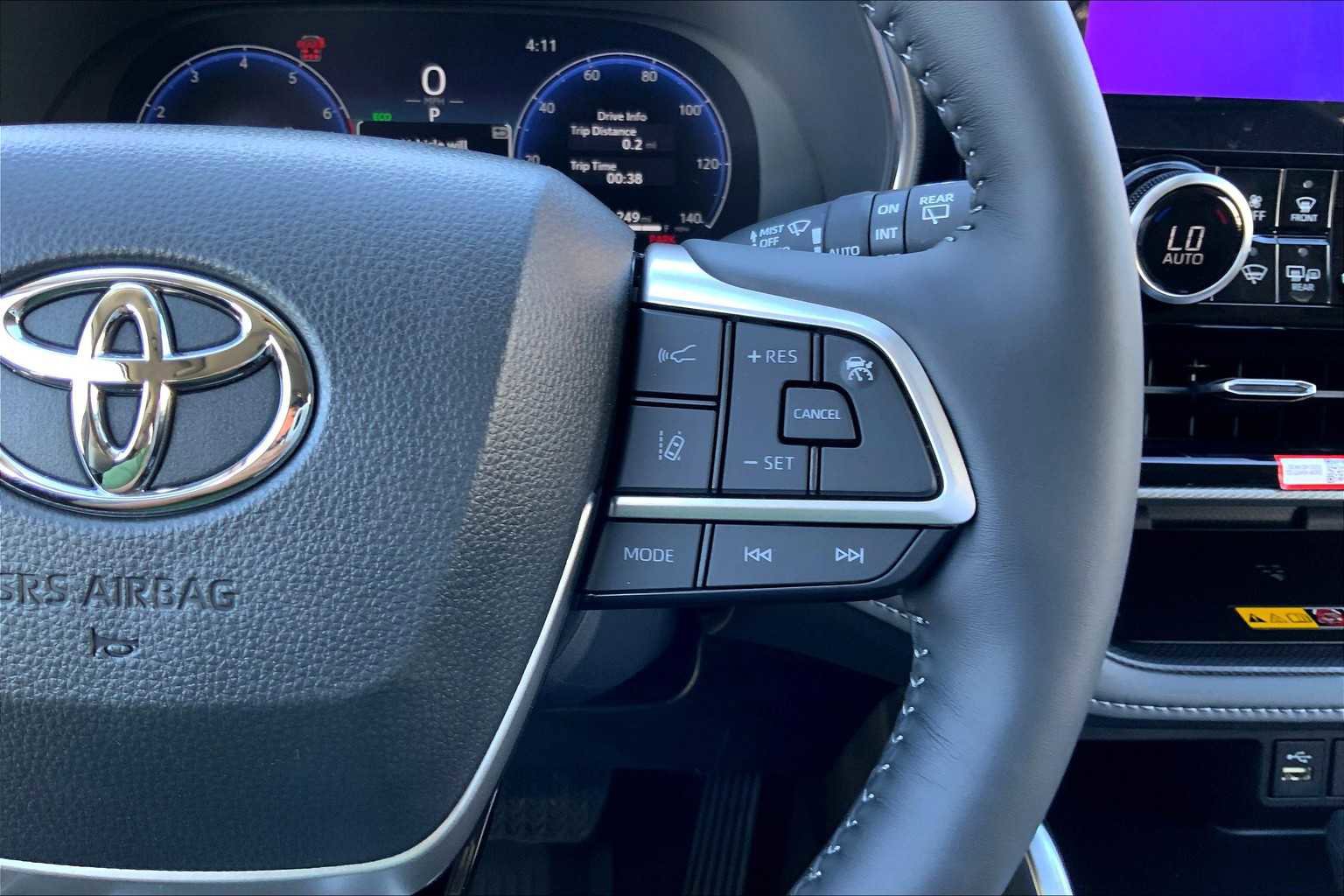 Used 2025 Toyota Highlander Platinum image 21