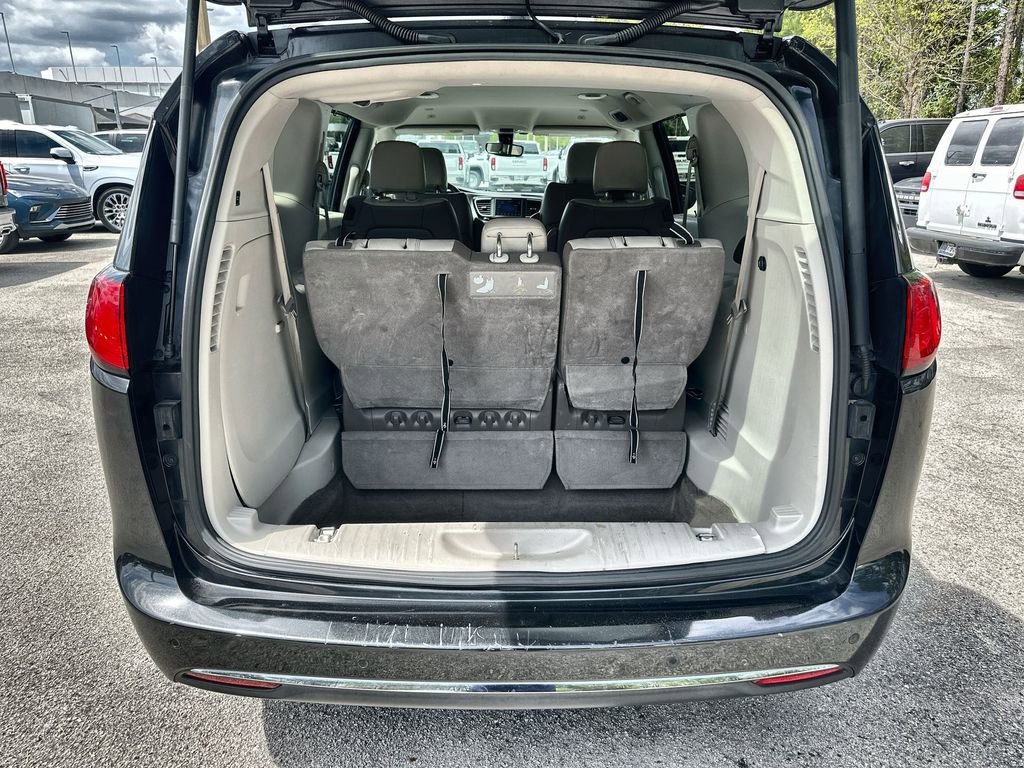 Used 2019 Chrysler Pacifica Touring-L FWD image 24