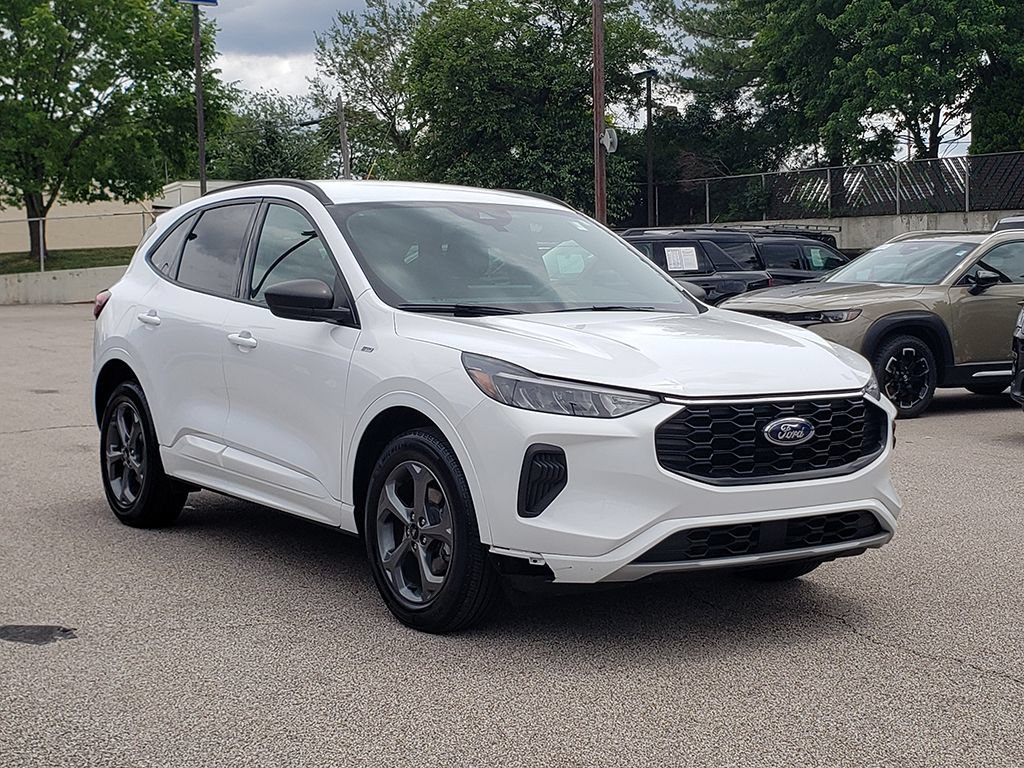 Used 2023 Ford Escape ST-Line w/ Tech Pack #1 AWD/4WD image 3