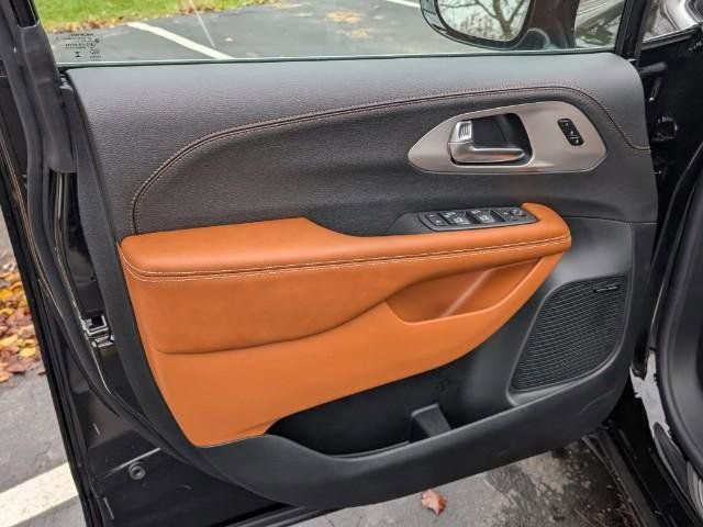 New 2026 Chrysler Pacifica Pinnacle image 8
