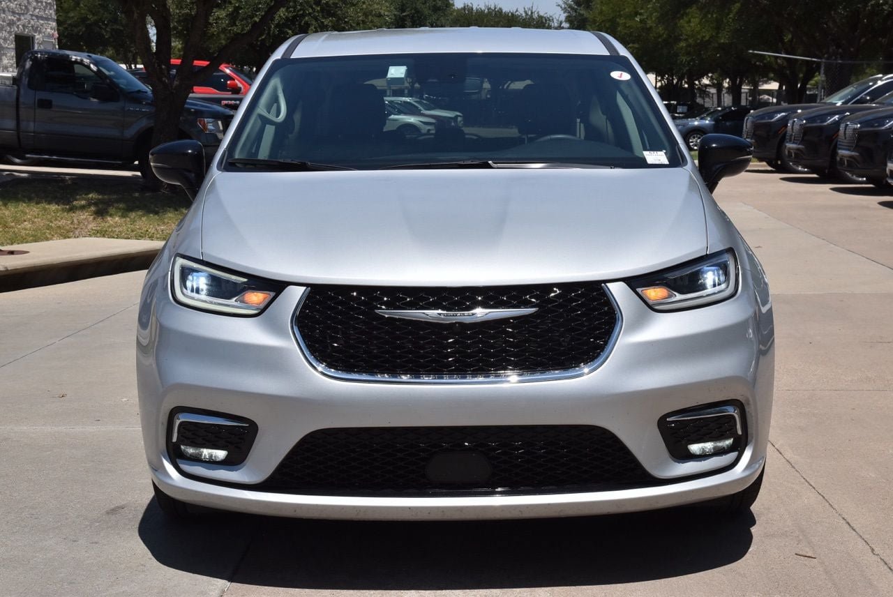 Used 2024 Chrysler Pacifica Touring-L FWD image 3