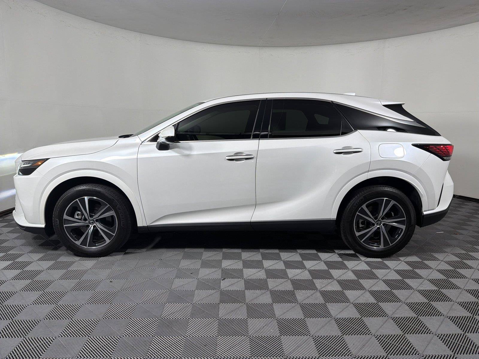 Used 2024 Lexus RX 350 FWD w/ Technology Package image 4
