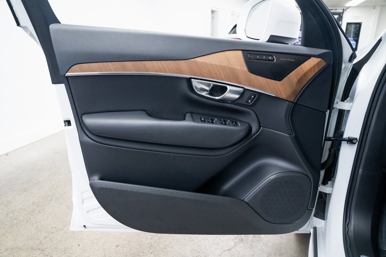 Used 2025 Volvo XC90 T8 Plus image 18