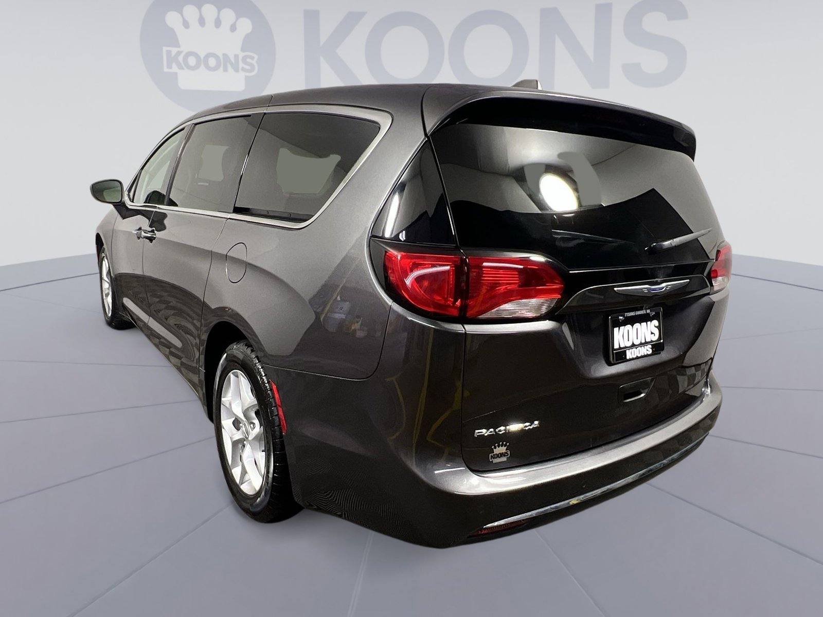Used 2019 Chrysler Pacifica Touring Plus w/ Tire & Wheel Group FWD image 8