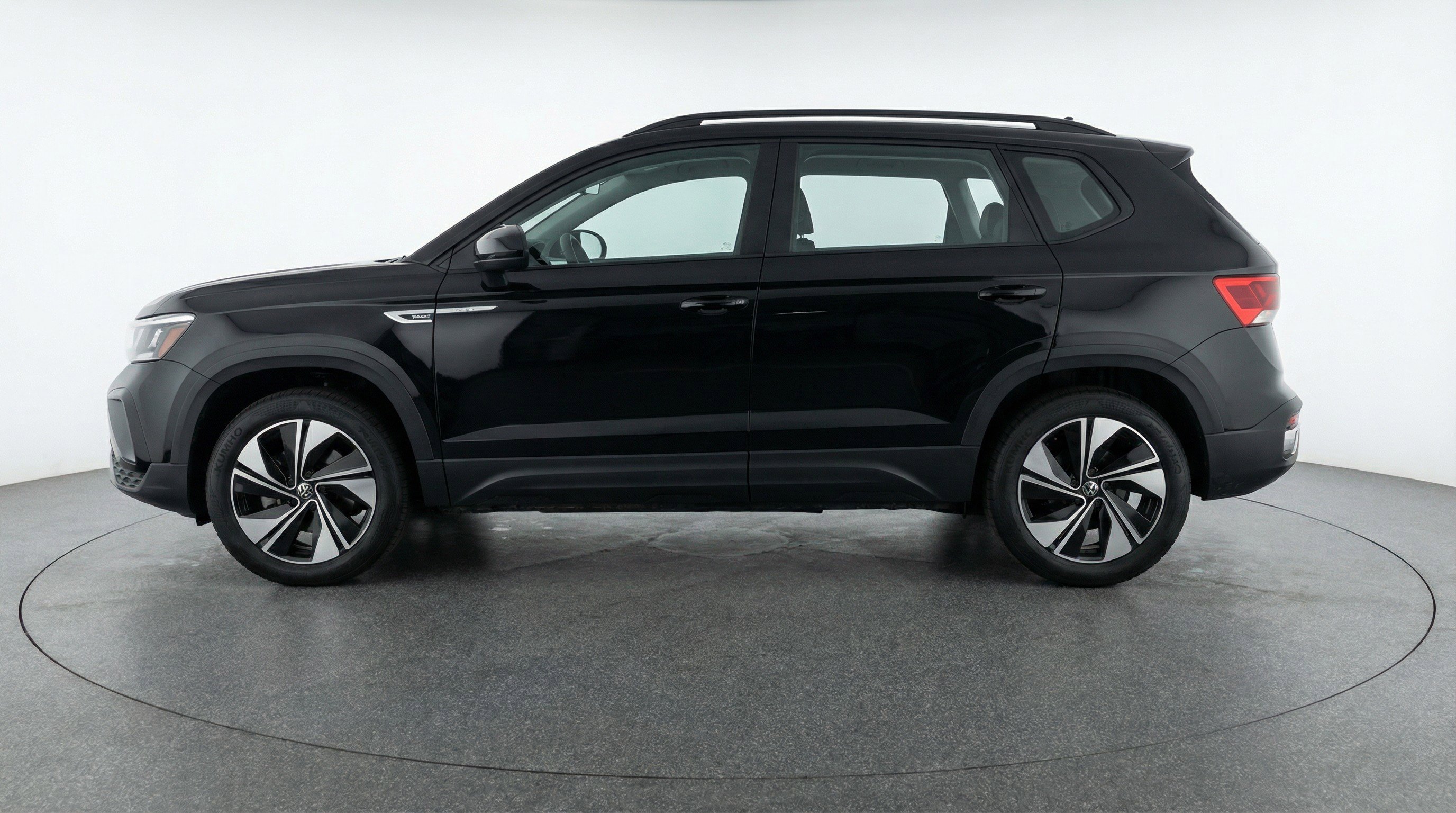 Used 2025 Volkswagen Taos SE image 5