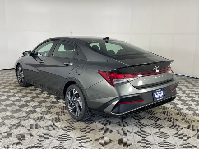 Used 2025 Hyundai Elantra Sport FWD image 21