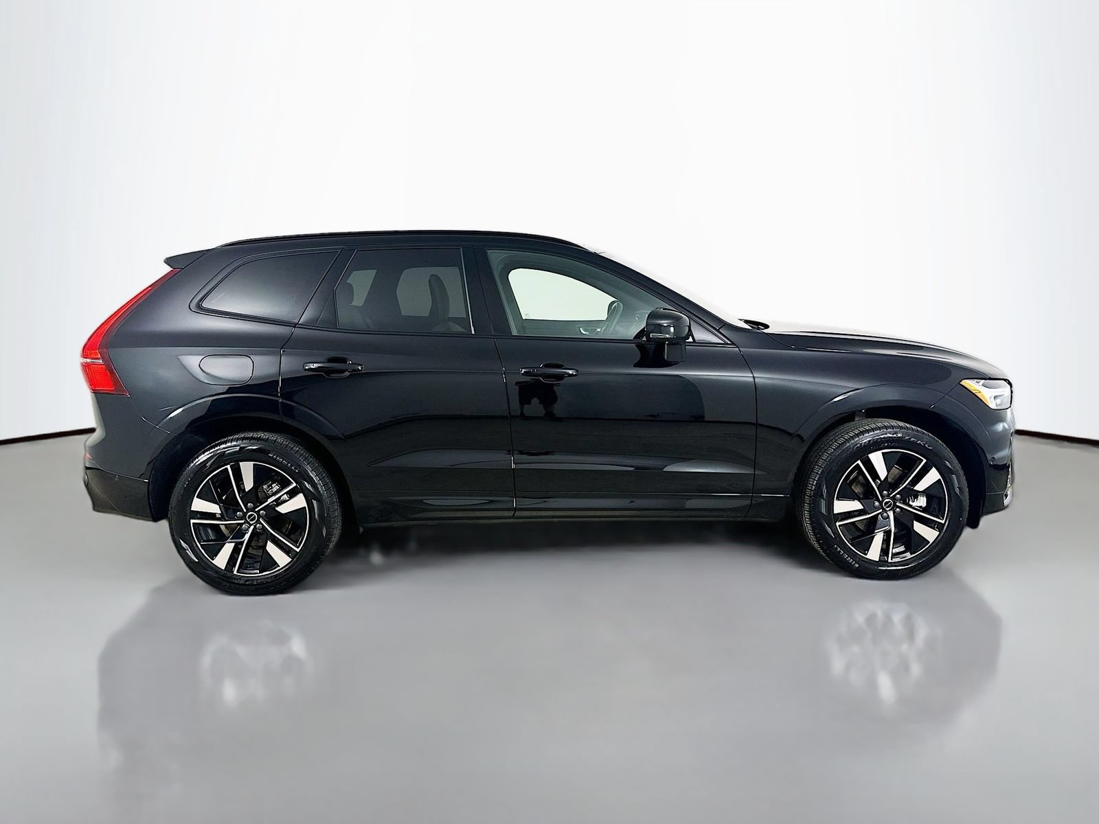 Used 2026 Volvo XC60 B5 Plus w/ Protection Package Premier AWD/4WD image 4