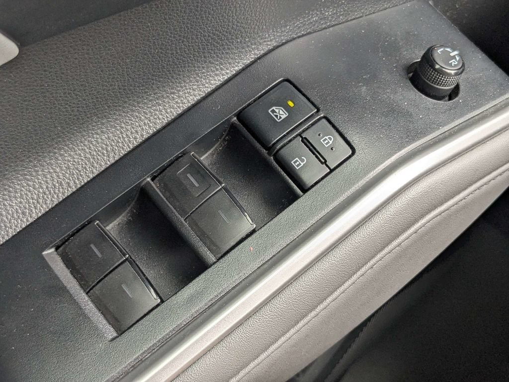 Used 2022 Toyota Highlander XLE FWD image 27