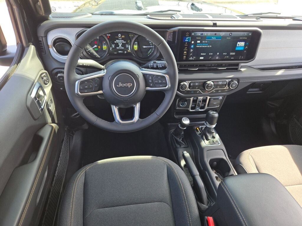 Used 2025 Jeep Wrangler Unlimited Sahara w/ Safety Group image 17