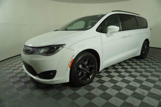 Used 2020 Chrysler Pacifica Touring-L image 3