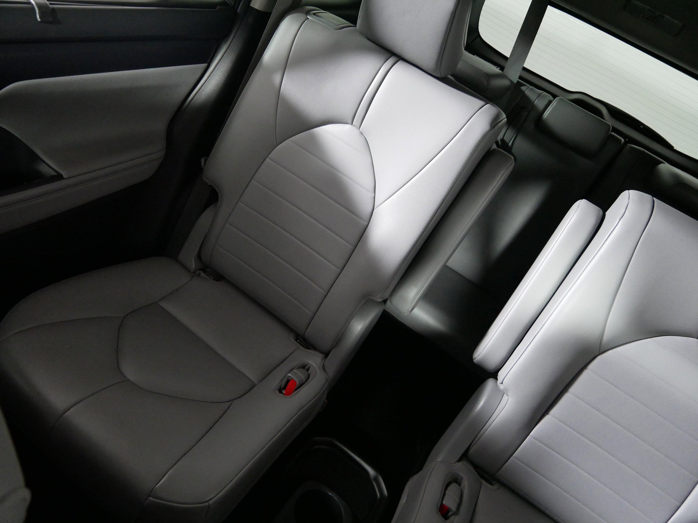 Used 2021 Toyota Highlander XLE AWD/4WD image 12