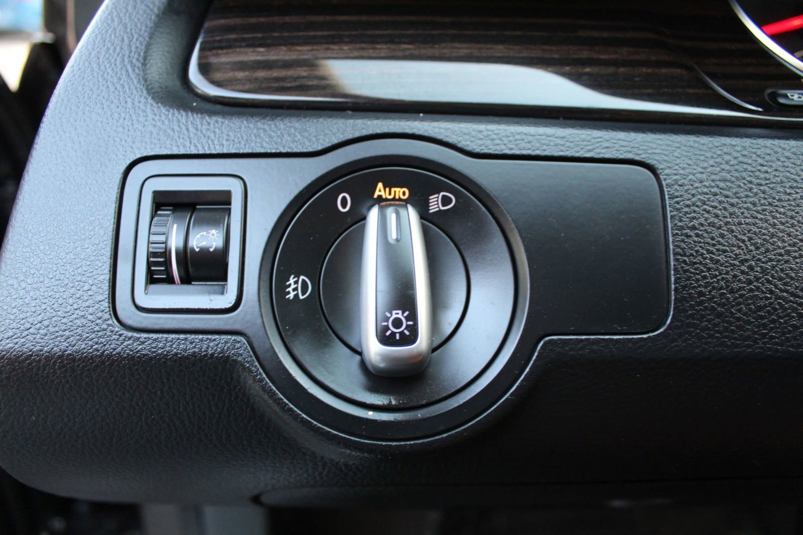 Used 2014 Volkswagen CC Executive FWD image 28