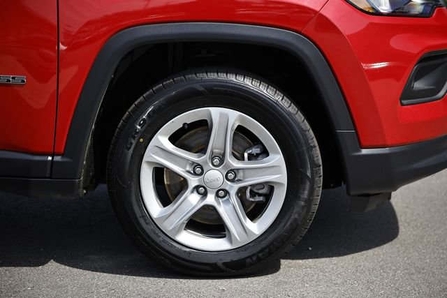 Used 2024 Jeep Compass Latitude image 11