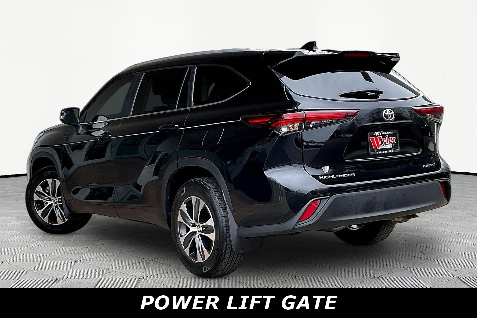 Used 2025 Toyota Highlander XLE image 4