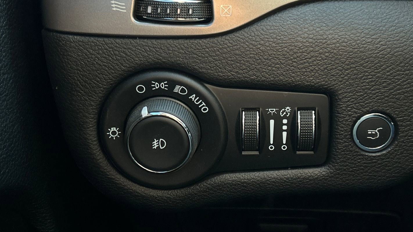 Used 2021 Jeep Cherokee Latitude Lux w/ Comfort/Convenience Group image 22