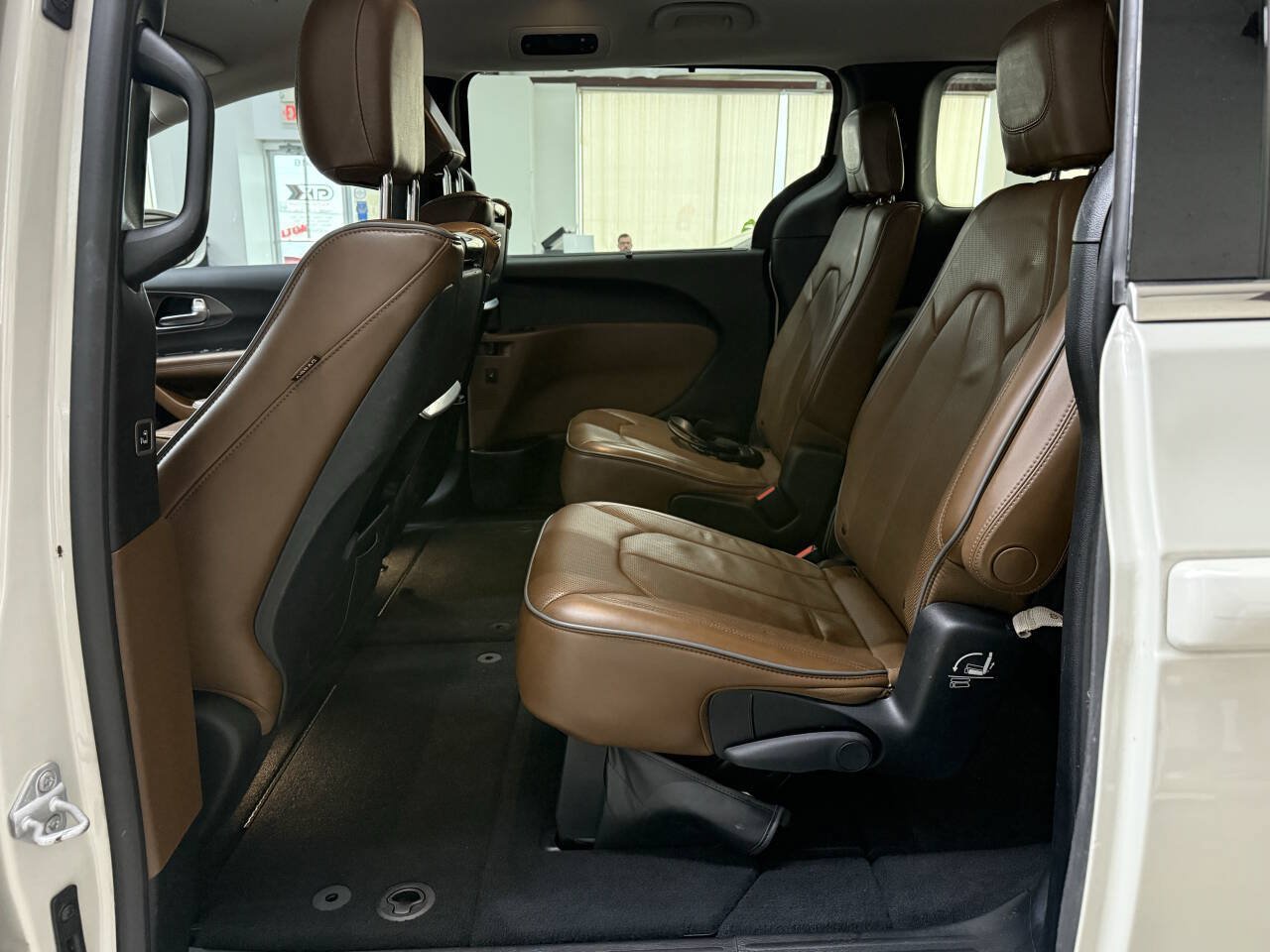 Used 2017 Chrysler Pacifica Limited w/ UConnect Theater Package FWD image 12