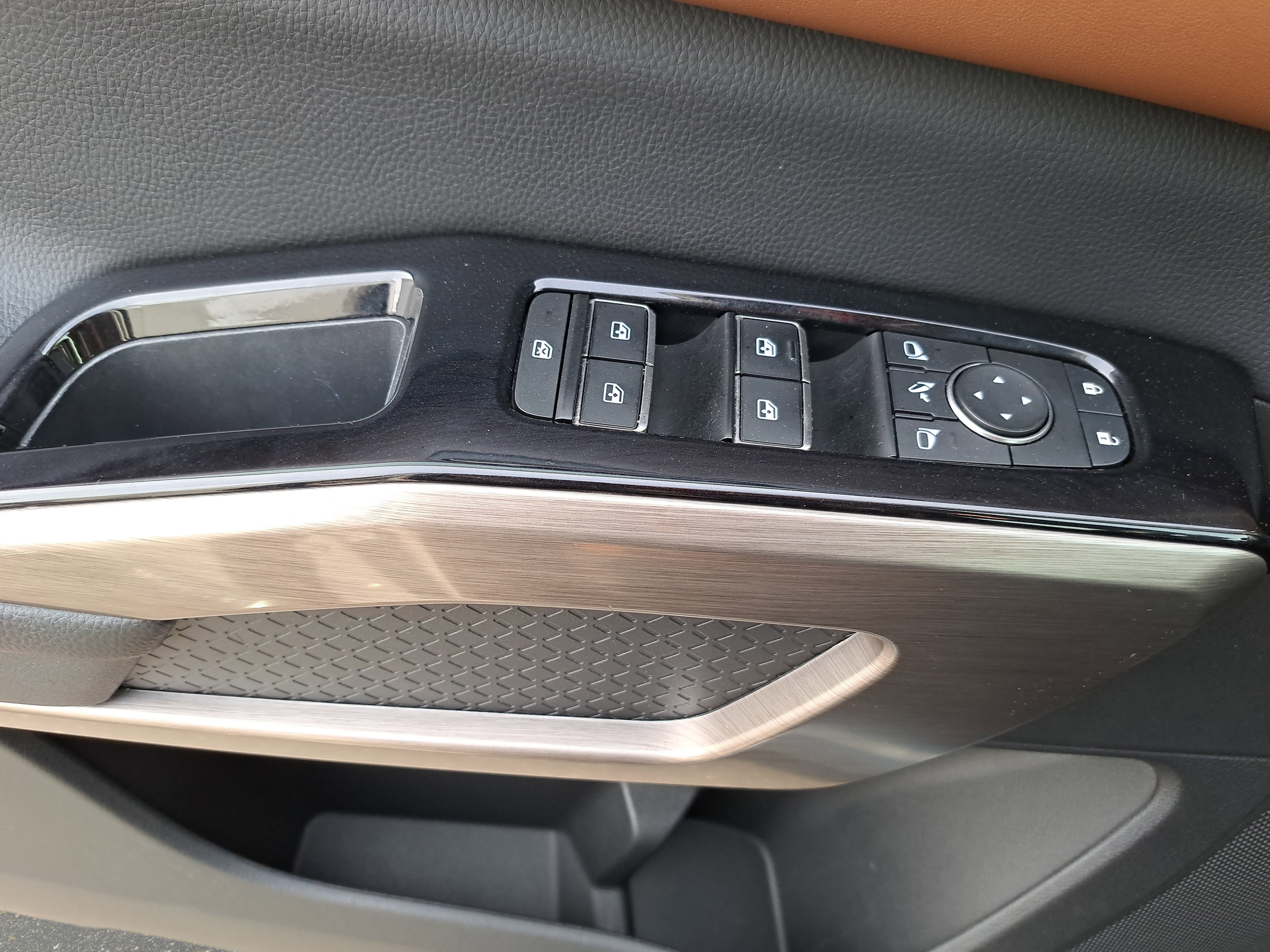 Used 2022 Nissan Pathfinder Platinum w/ Cargo Package image 27