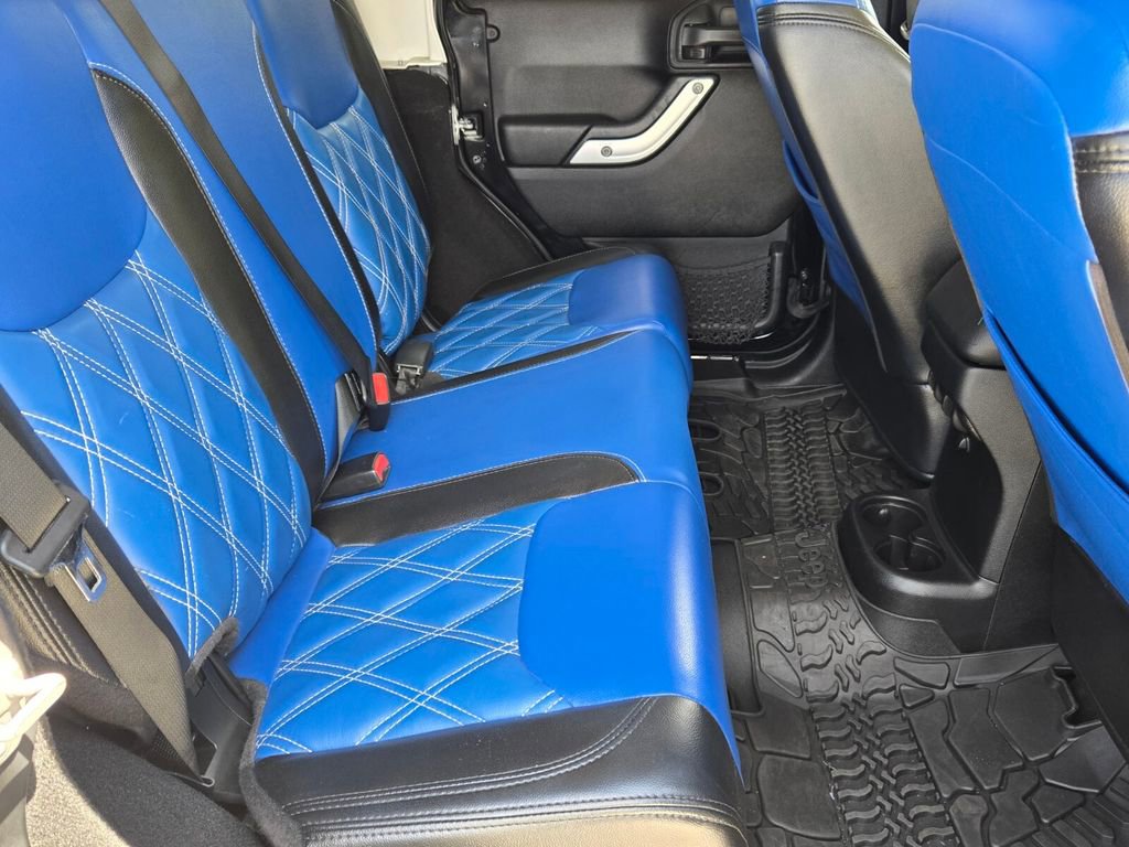 Used 2018 Jeep Wrangler Unlimited Sahara AWD/4WD image 16