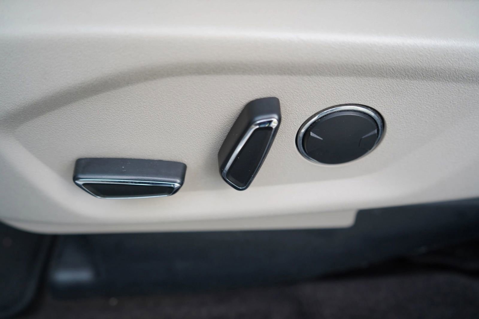 Used 2018 Ford Explorer XLT w/ Equipment Group 201A image 15