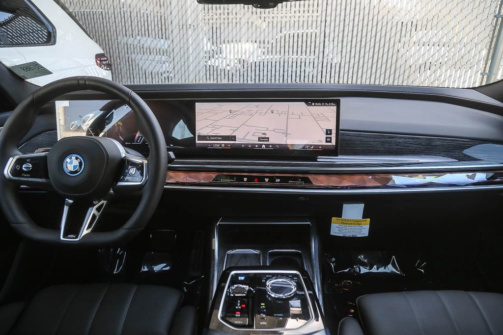 Used 2025 BMW i7 xDrive60 w/ Premium Package AWD/4WD image 9