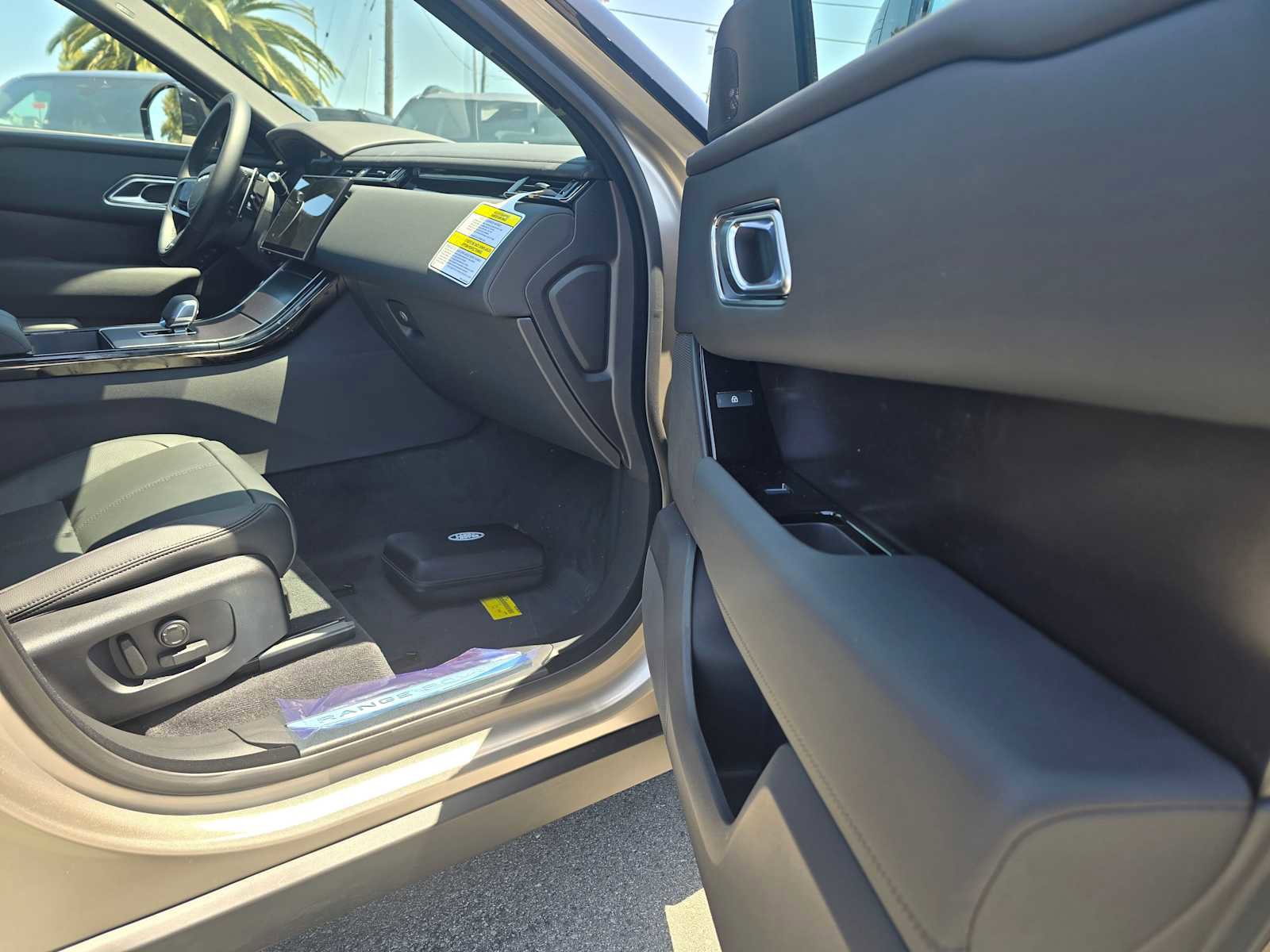 Certified 2026 Land Rover Range Rover Velar Dynamic SE image 10