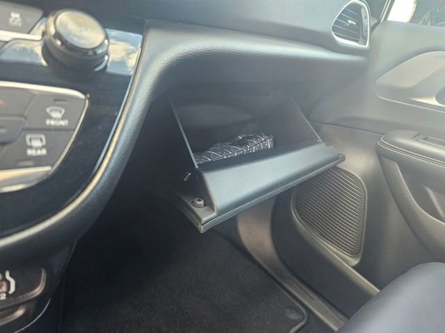 Used 2025 Chrysler Pacifica Select image 18