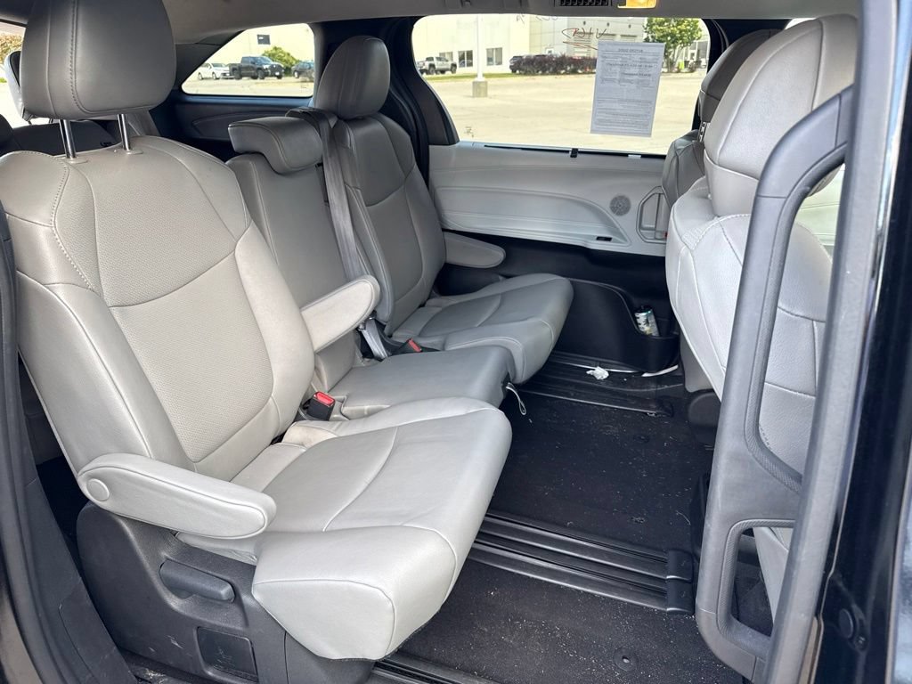 Used 2025 Toyota Sienna XLE FWD image 16