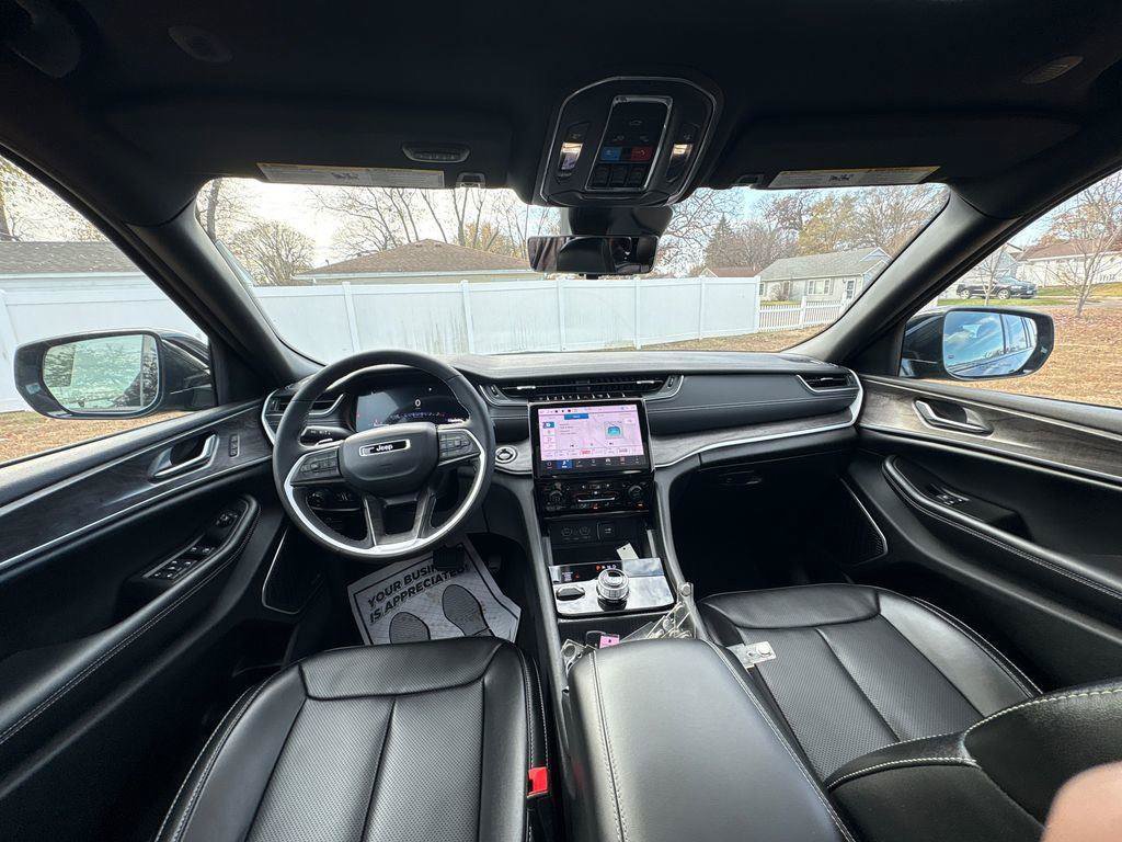 Used 2024 Jeep Grand Cherokee Limited w/ Luxury Tech Group II AWD/4WD image 11
