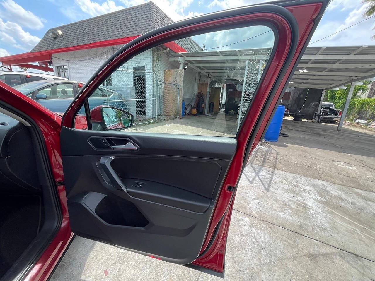 Used 2019 Volkswagen Tiguan SE w/ Panoramic Sunroof Package FWD image 4