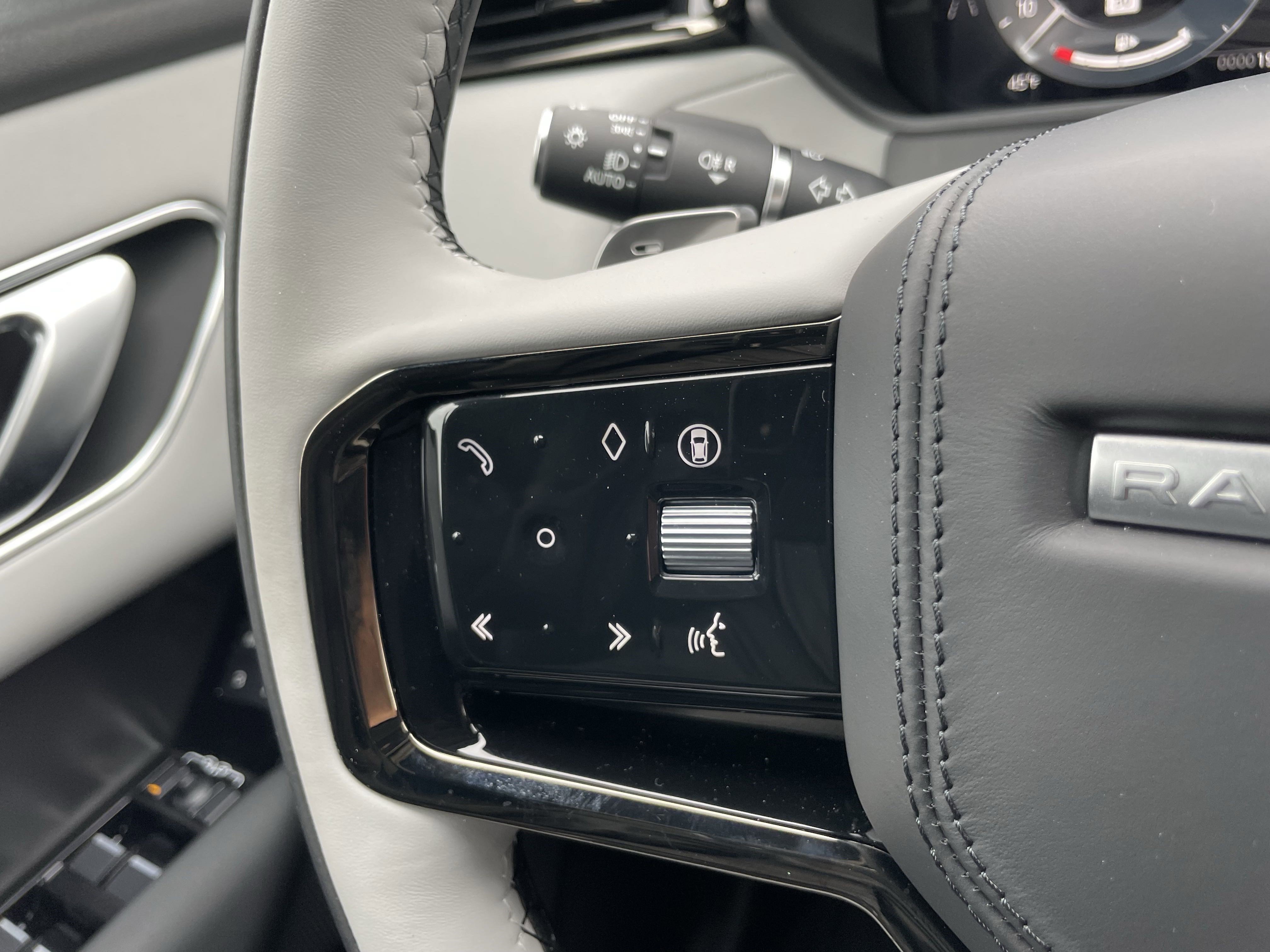 New 2026 Land Rover Range Rover Velar Dynamic SE image 23