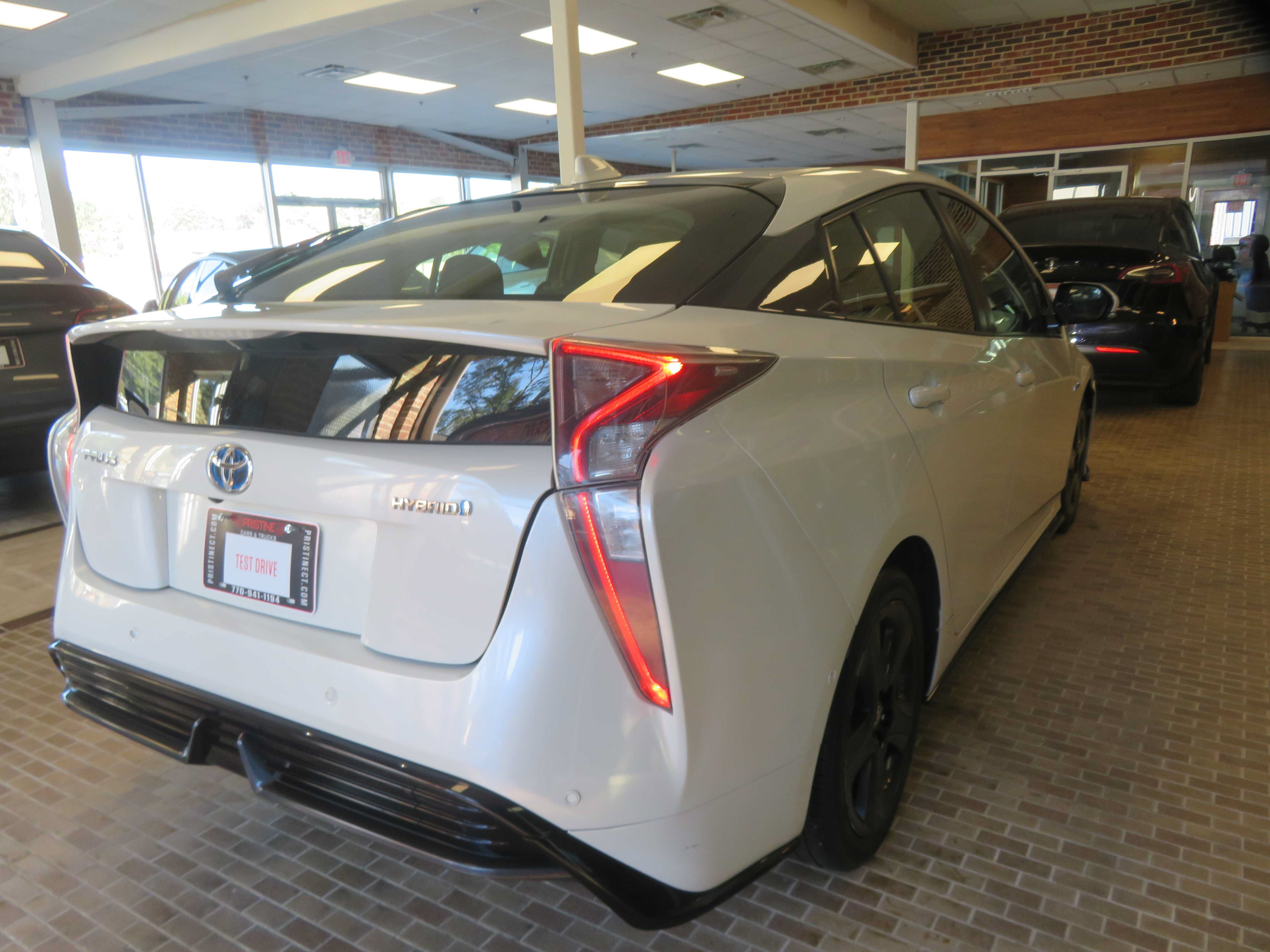 Used 2017 Toyota Prius Four Touring w/ Appearance Package FWD image 4