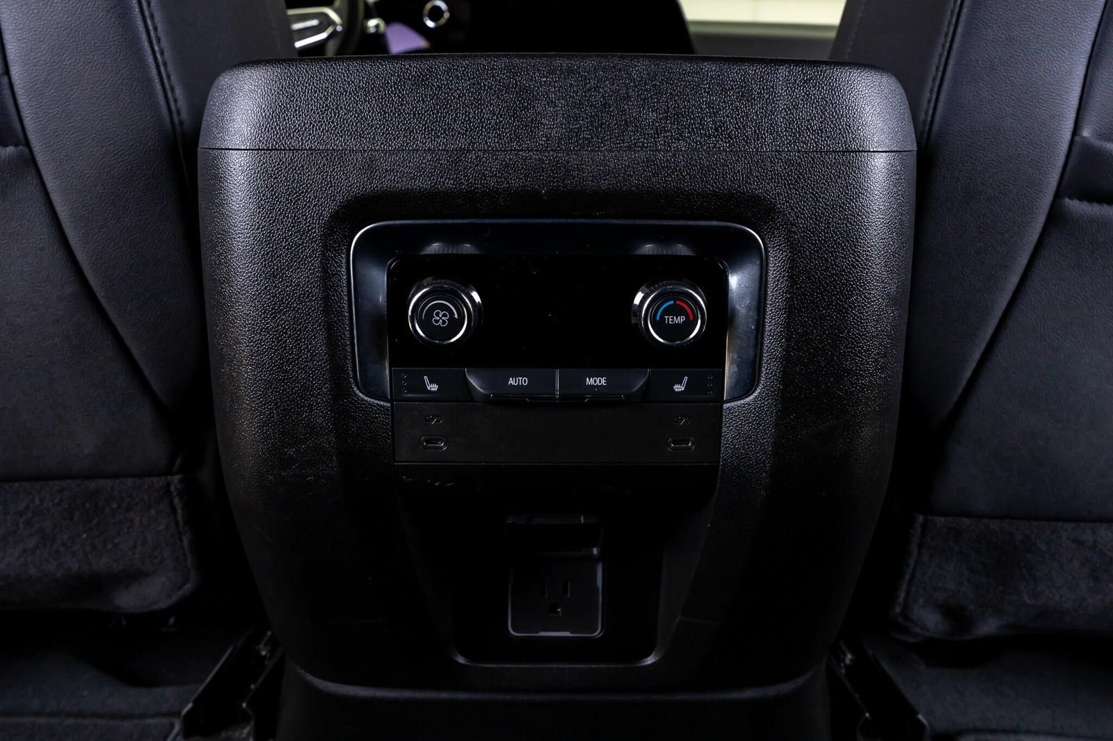 Used 2025 Chevrolet Suburban Premier AWD/4WD image 30
