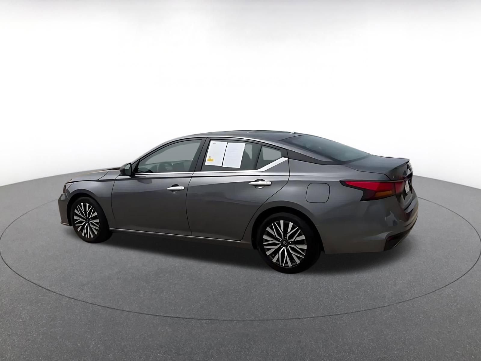 Used 2025 Nissan Altima 2.5 SV FWD image 9