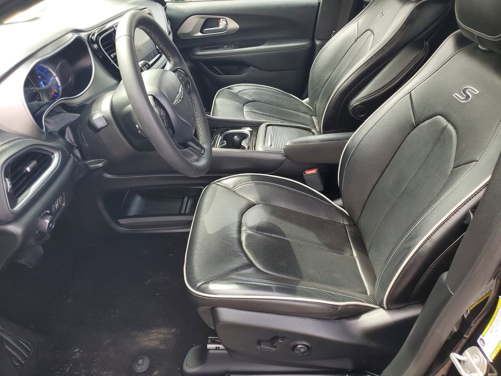 Used 2024 Chrysler Pacifica Premium image 5
