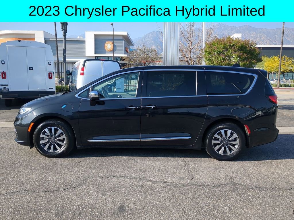 Used 2023 Chrysler Pacifica Limited image 2