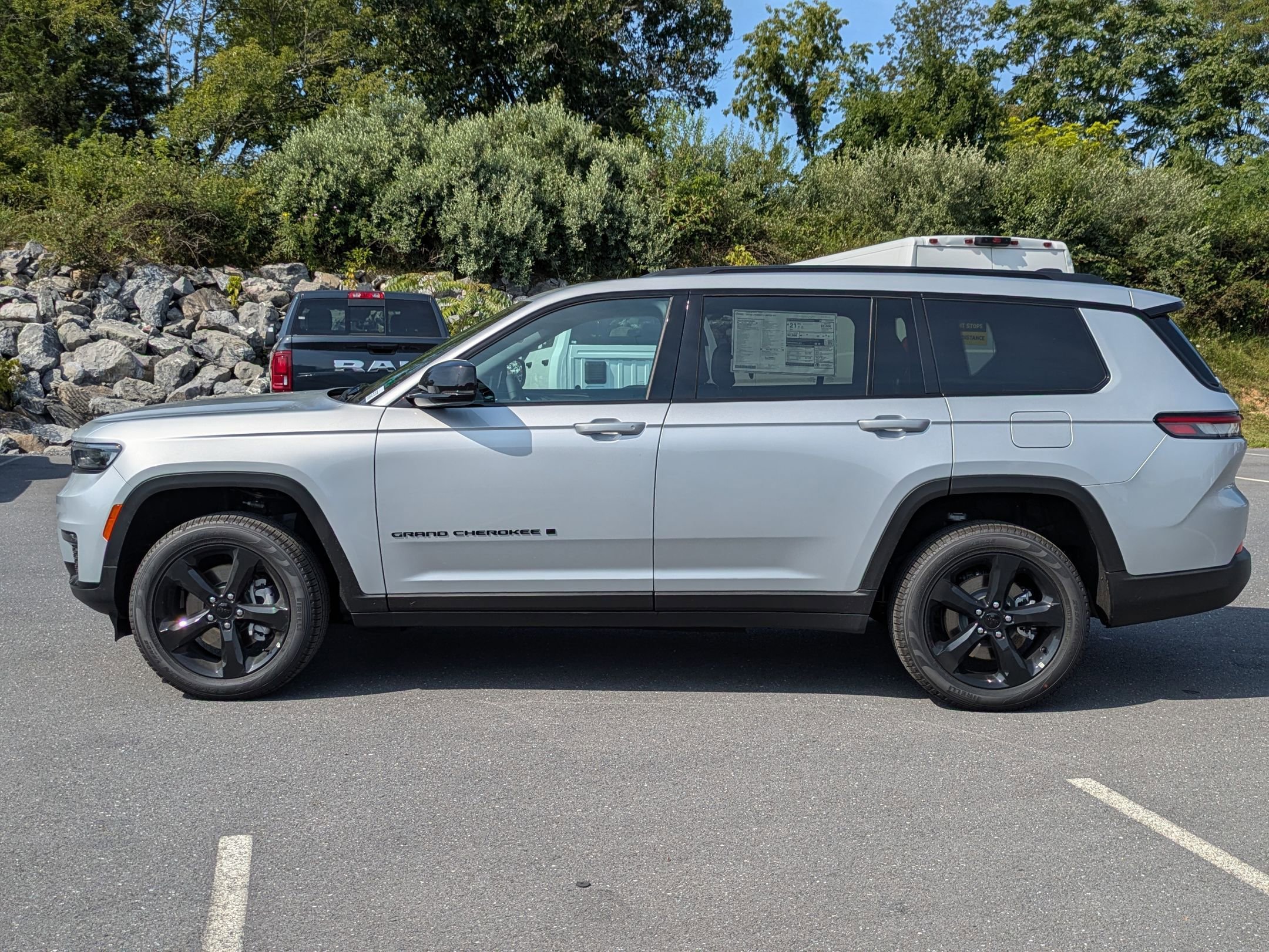 New 2025 Jeep Grand Cherokee L Limited w/ Black Appearance Package image 8