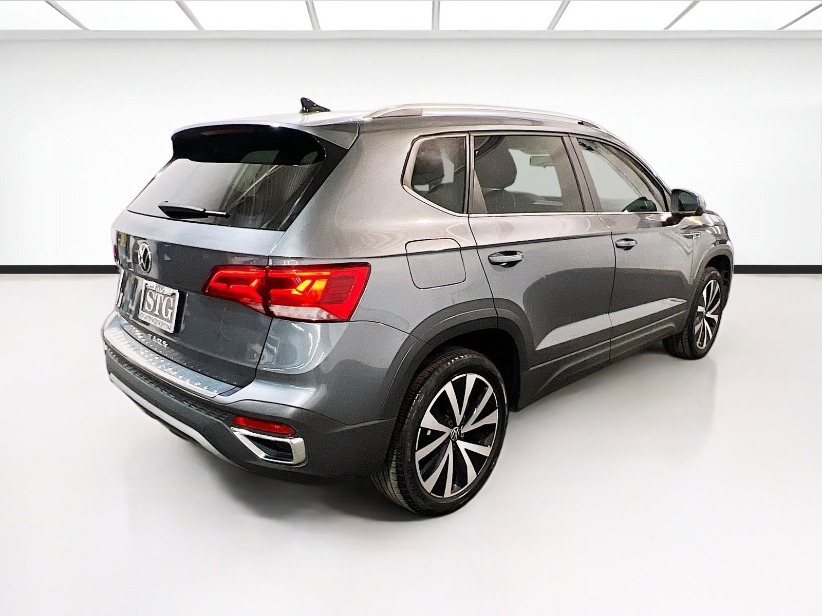 Used 2022 Volkswagen Taos SE FWD image 4