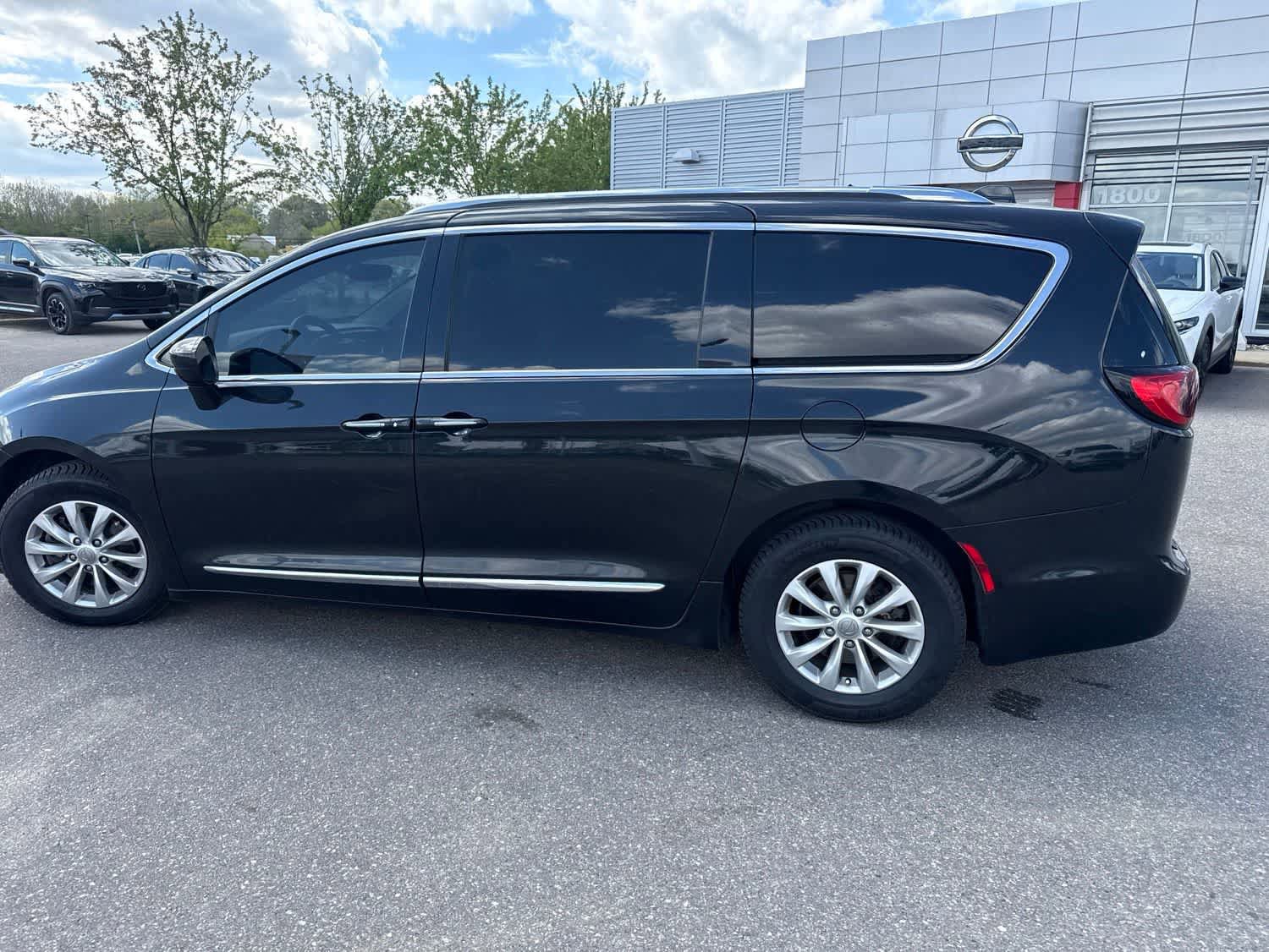Used 2018 Chrysler Pacifica Touring-L FWD image 8
