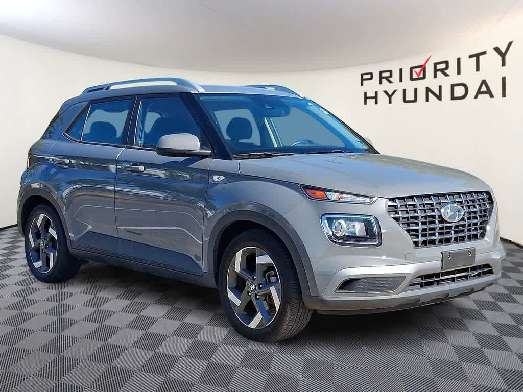 Used 2021 Hyundai Venue SEL FWD image 3