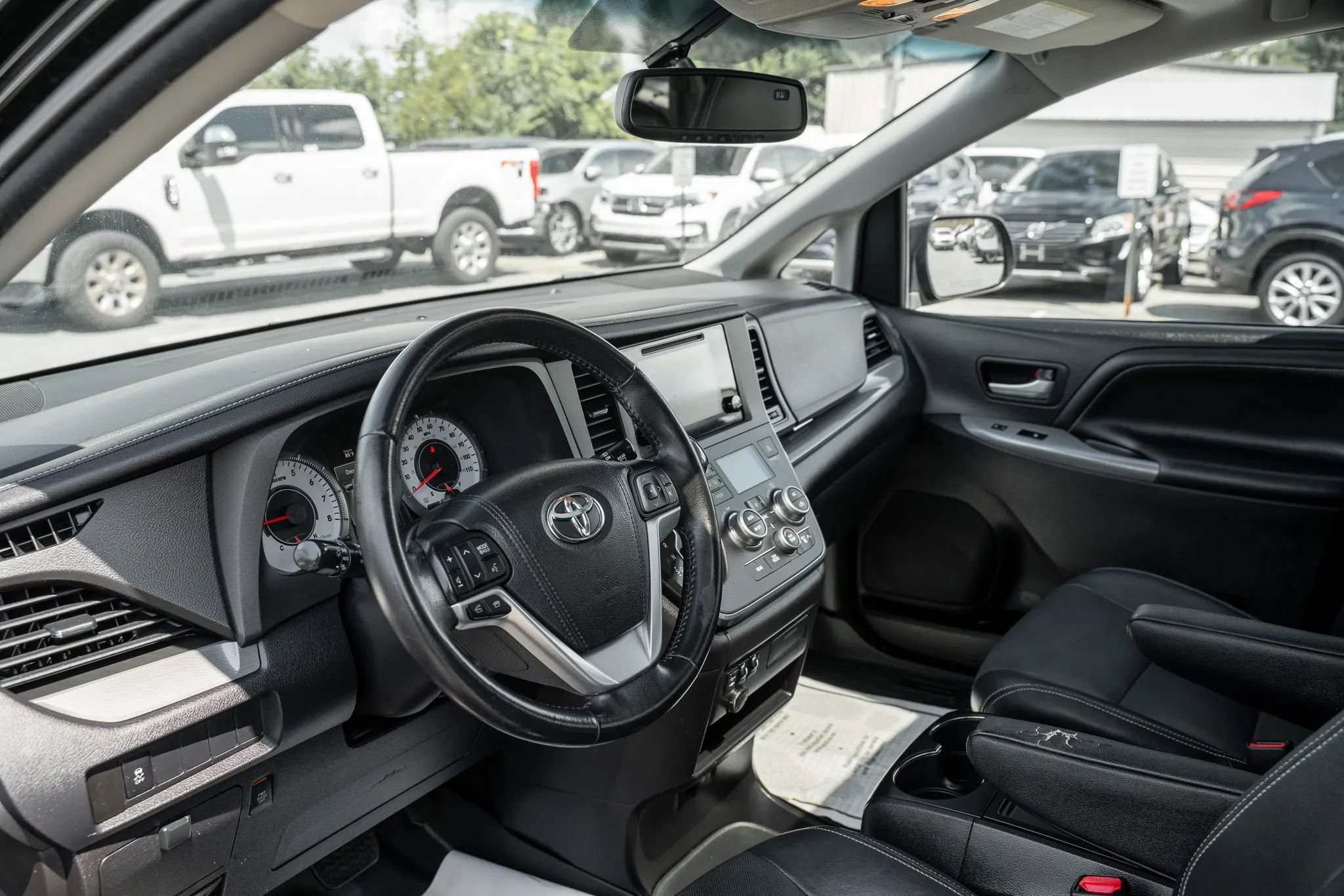 Used 2015 Toyota Sienna SE FWD image 6