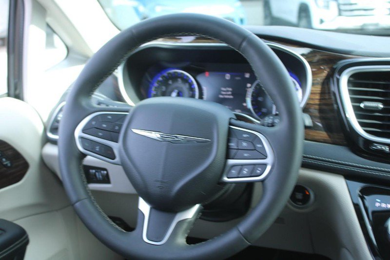Used 2023 Chrysler Pacifica Limited FWD image 15